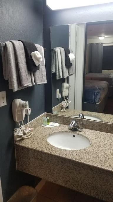 Osu King Bed Hotel Room 109 Wi-Fi Booking Stillwater Exterior foto
